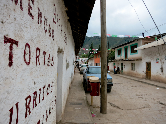 The town of Uruachi. A remote and classic looking Mexican village. 　ウルアチの町並み。　人里離れた、"昔のメキシコの村”という感じ。