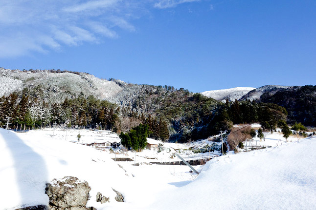 梼原の集落の様子です。奧に見える雪が積もっているのは四国カルストです。／山口